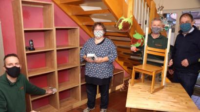 Bild: bkr
Unter der Treppe ist ausreichend Platz für ein Regal für viele Bücher. Gespendet hat es Josef Birkner (Zweiter von rechts), der es mit Hannes Heining auch eingebaut hat. Silke Höllerer und Kinderdorfleiter Holger Hassel sind froh, dass Birkner auch einen aus dem Leim gegangenen Kinderstuhl gleich wieder zusammengefügt hat.