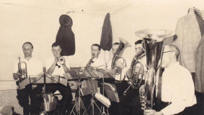 Archivbild: Archiv Blaskapelle Oberwildenau
Aus den Anfangsjahren im Neumann-Saal: Josef Wällisch (von links) Rudi Böhm, Bruno Malner, Adolf Klier, Georg Meiler, Josef Bäumler.
