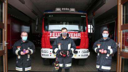 Bild: wfw
2. Kommandant Karl Hottner, Leiter Atemschutz Lucas Reindl und Kommandant Michael Werner nehmen die beiden Wärmebildkameras in Betrieb (von links).