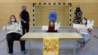 Bild: ak
Xenia Krauß, Schulsiegerin Lena Haller und Michelle Naber (vorne von links) aus der Klasse von Kornelia Dumler (hinten Mitte) hinterließen bei Schulleiterin Franziska Schubert (links daneben) und Jasmin Heindl (hinten rechts) den größten Eindruck.