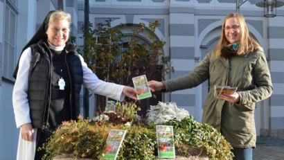 Bild: Johanna Härtl/exb
Äbtissin Laetitia Fech und Johanna Härtl, Leiterin der Geschäftsstelle der Stiftung Kultur- und Begegnungszentrum Abtei Waldsassen, präsentieren im Pfortenhof des Klosters die Infobroschüre.