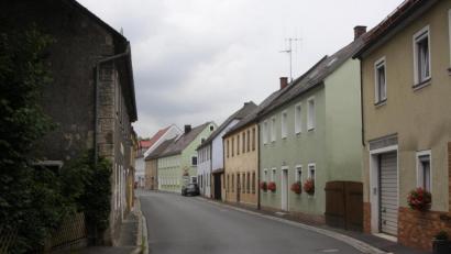 Archivbild: wro
Der Markt Falkenberg – hier ein Archivbild von der Wiesauer Straße (aufgenommen im Sommer 2020) - will die Struktur des Ortes erhalten und zusammen mit den Bürgern weiter gestalten. Man will sich einer Modernisierung öffnen.