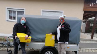 Bild: dob
Manuel Woyschnitzka organisiert in der Vorweihnachtszeit mit Mitgliedern der Selbsthilfegruppe eine Spendenaktion in Absprache mit der Initiative e.V. Familien und Obdachlosenhilfe aus Weiden und sammelte einen ganzen Hänger voll Kleidung und Lebensmittel für hilfsbedürftige Menschen in der Notunterkunft Schustermooslohe in Weiden.