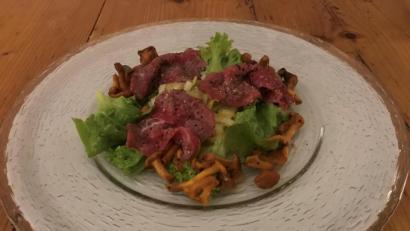 Bild: Michael Schiffer
Durch die Marinade gezogen wird das hauchdünn geklopfte Rinderfilet. Den gekochten Lauch verfeinert eine Marinade aus verschiedenen Essigen. Angerichtet wird mit Blattsalat und gedämpften Pfifferlingen.