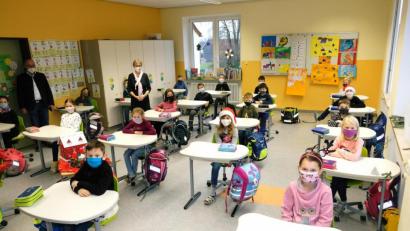 Bild: do
Bei der Neumöblierung der Klassenräume spielte die gesundheitsbewusste Ausstattung eine besondere Rolle. Im Bild die zweite Klasse mit Schulleiterin Gabriele Bodner und Schulverbandsvorsitzendem Albert Nickl kurz vor dem Lockdown.