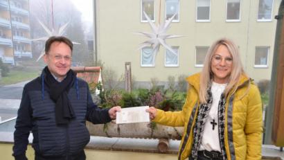 Bild: dob
Michaela Reger vom gleichnamigen Baugeschäft in Vohenstrauß bringt 2000 Euro im Pfarrhof für den Kindergartenumbau vorbei. "Wir können jeden Cent brauchen", freut sich der Geistliche über die Zuwendung.