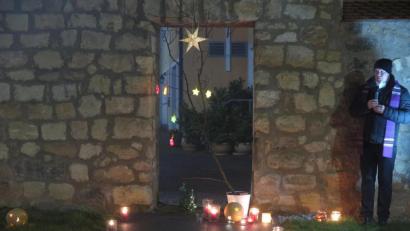 Bild: jzk
Auch beim dritten Adventsfenster an der Stadtmauer spendete Pfarrer Thomas Kraus seinen Segen.