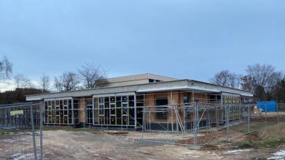 Bild: Völkl
Der neue Kindergarten soll im September 2021 bezugsfertig sein. Der Gemeinderat legte in seiner letzten Sitzung die Gestaltung der Außenanlagen fest.