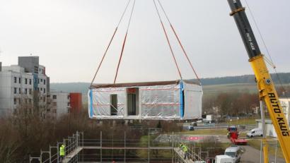 Bild: Klinikum Fichtelgebirge/exb
Ein 40 Meter hoher Kran hob die Module an die richtige Position.