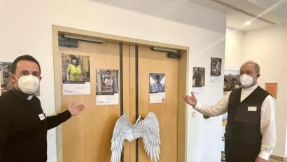 Bild: wku
Die beiden Pfarrer Stefan Fischer (links) und Heinrich Arweck zeigen die Aktion "Engel im Krankenhaus" an Eingangstür zur Kapelle.