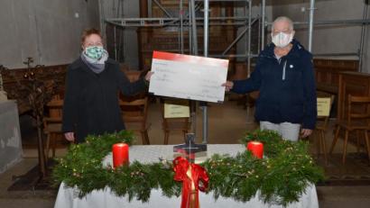 Bild: dob
Lydia Gajan vom Evangelischen Frauenbund (links) übergab an Hedwig Reger (rechts) für das Frauenhaus Weiden einen Spendenbetrag in Höhe von 500 Euro. Geld das dringend gebraucht wird.