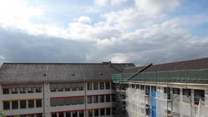 Bild: mab
Auf die Dachflächen der Grund- und Mittelschule Schwarzenfeld sollen Photovoltaikanlagen. Die Installation verzögert sich bis Frühjahr.