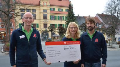 Bild: dob
Martin, Regina und Franz Wolf spenden je 1000 Euro an die Katholische und Evangelische Kirche, an die Kinderkrebshilfe in der Region Oberpfalz Nord sowie an die Vereinigung „Apotheker Helfen“.