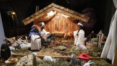 Bild: hmr
In zwei Fenstern des evangelischen Gemeindehauses am Johannisplatz sind je nach Fortschritt der Weihnachtszeit immer wieder Veränderungen in den Krippendarstellungen zu sehen.