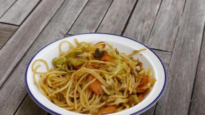 Bild: Miriam Lill/exb
Mit Sojasauce, Zitronensaft, Curry, Ingwerpulver, Paprika und Chili bekommen die gebratenen Nudeln einen Hauch von Asien.