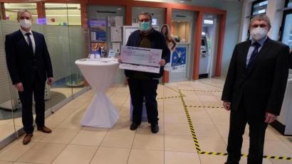 Bild: le
Stellvertretend nahm Schulleiter Gerhard Steiner (Mitte) den Spendenscheck von Bankdirektor Josef Völkl (links) und Vorstandsvorsitzenden Jürgen Schnappauf (rechts) entgegen.