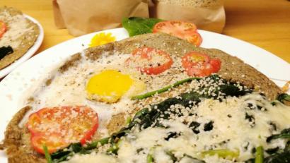 Bild: Heike Heindl/exb
Mit Gemüse und Käse kann der Roggen-Hanfmehl-Pfannkuchen nach Geschmack belegt werden.