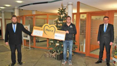 Bild: stg
Bankvorstand Joachim Geyer (rechts) und Geschäftsstellenleiter Günther Bäte (links) überreichten insgesamt 3500 Euro an örtliche Vereine und Organisationen. Stellvertretend für alle Organisationen nahm Stefan Kuchenreuther vom Förderverein SV Waldeck den Scheck entgegen.