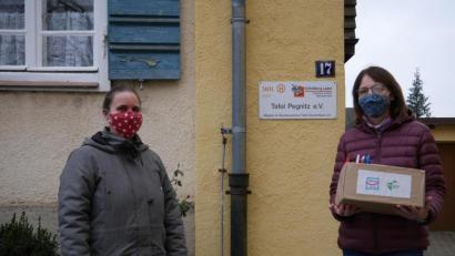 Bild: Jugendamt Erzdiözese/exb
Christine Wagner (rechts), Vorsitzende der Tafel Pegnitz, bekommt die Gutscheine zum Weihnachtseinkauf von Bildungsreferentin Daniela Stöcker-Dollinger überreicht.