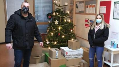 Bild: Mittelschule Tirschenreuth/exb
Jugendsozialarbeiter Ronald Neltz und Schülersprecherin Lisa Gleißner brachten die Päckchen zu den Johannitern.