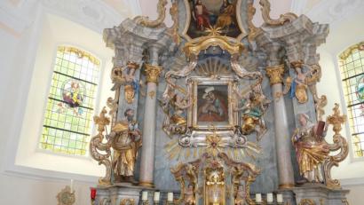 Bild: do
Zur Erhöhung der Platzkapazität findet am Heiligen Abend parallel zur Christmette um 19 Uhr in St. Laurentius auch in der Maria-Hilf-Bergkirche ein Festgottesdienst statt. Zelebrant dort ist Pfarrvikar Gerald.