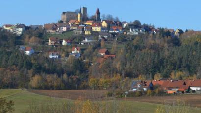 Bild: fz
Am Fuße der Burg sollen zwölf Bauplätze an die bestehende Bebauung "Ringlbrunnen III" anknüpfen.