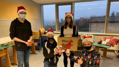 Bild: rn
Eine Schülergruppe mit Sprecher Ryan Roberts (rechts) bereitet sich auf die Auslieferung der bestellten Geschenkartikel vor.