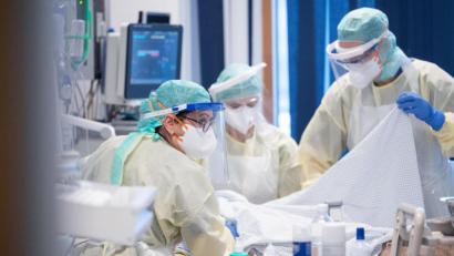 Symbolbild: Marijan Murat/dpa
Seit Wochen steigen die Corona-Fallzahlen – und mit ihnen die Anzahl an Patienten, die eine intensivmedizinische Behandlung benötigen.