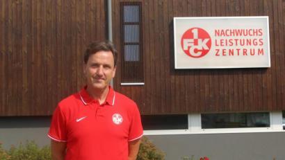 Bild: 1. FC Kaiserslautern/exb
Uwe Scherr vor dem Nachwuchsleistungszentrum des 1. FC Kaiserslautern. Der Amberger ist bei den Pfälzern verantwortlich für rund 200 Juniorenspieler.