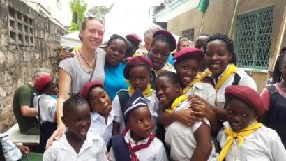 Bild: Katrin Orlamünder
Im Jahr 2018 hatte Magdalena Schneider (links) ein sechswöchiges Praktikum in Kenia absolviert. Dort knüpfte sie auch Kontakte zu den Kindern aus dem Waisenheim "Minto Childrens Home" in Mombasa.