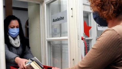 Bild: Stephan Huber
Die kontaktfreie Buch-Ausleihe der Stadtbibliothek Amberg per Körbchen durchs offene Fenster ist jetzt nicht mehr erlaubt.