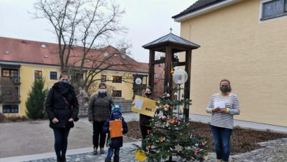 Bild: Monika Pösl/exb
Der Weihnachtsbaum und die Spenden überreichten Daniela Mühldorfer und Monika Pösl (von links) stellvertretend für die Initiatoren.