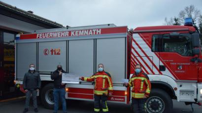 Bild: mde
Eine Spende von 1000 Euro überreichten Timo Traßl und Christopher Szeri (von links) an die Kommandanten Alfred Vogel und Peter Denz (von rechts) für die Unterstützung der Feuerwehr Kemnath beim Autokino.