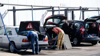 Bild: Sebastian Willnow/dpa
Laut der Liste des Bayerischen Gesundheitsministeriums bleiben Autowaschanlagen und SB-Waschplätze für Autos offen.