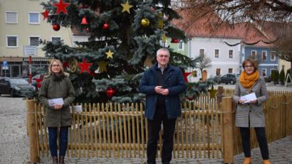 Bild: bnr
Über ein vorgezogenes Weihnachtsgeschenk dürften sich Daniela Kielhorn (links) und Gabi Schönberger freuen. Beiden Leiterinnen der Kindergärten im Stadtgebiet überreichte Bürgermeister Richard Tischler die Spende des Stadtrates.