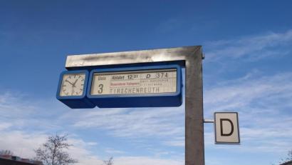 Bild: Helmut Singer/exb
Abfahrt nach Tirschenreuth um 12.51 Uhr: Dieser seltene wie seltsame Faltblattanzeiger der Bahn steht ganz in der Nähe der Wohnung von Helmut Singer in Nürnberg. Bei dem nostalgischen Teil handelt es sich aber nicht um eine echte Bahnhaltestelle - und Tirschenreuth wurde per Zufall dort verewigt.