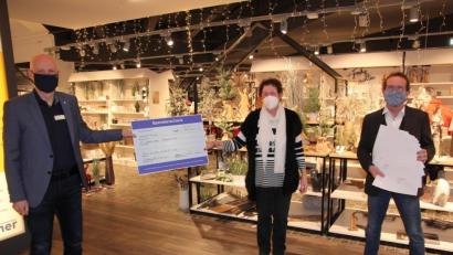 Bild: kro
Das Möbelhaus Gleißner unterstützt mit 18.000 Euro gemeinnützige Organisationen. Geschäftsführer Jörg Kulzer, Inhaberin Liselotte Kulzer und Geschäftsführer Wolfgang Horn (von links) haben die Spenden-Briefe mittlerweile versandt.