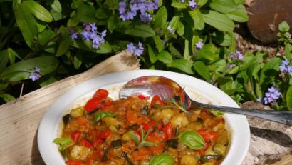 Bild:  Miriam Lill/exb
Kartoffeln, Gemüse und viel Gewürze und Kräuter kommen in den veganen Gemüseeintopf.