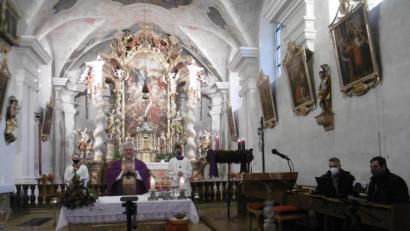 Bild: rgl
Pfarrer Arnold Pirner, die Ministranten Samuel Wildbrett und Katharina Rewitzer sowie die beiden Techniker Bernhard Irlbacher und Georg Hirsch wollen für eine reibungslose Übertragung der Gottesdienste aus St. Martin in alle Welt sorgen.
