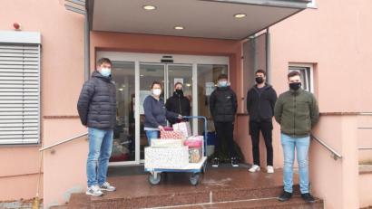 Bild: Stefan Forster/exb
Schülersprecher und Lehrer der Mittelschule Nabburg übergeben die Spenden und Geschenke vor dem Eingang zum Seniorenheim. Das Bild zeigt (von links) Lehrer Harald Bauer, Pflegedienstleiterin Andrea Birzer, Schülersprecherin Mia Spießl, Schülersprecher Bastian Schmid, Lehramtsanwärter Lukas Trummer und Schülersprecher Paul Pucher.