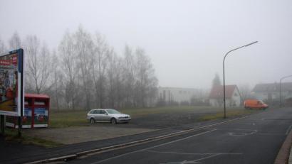 Bild: wro
Entlang der Andreas-Thoma-Straße (Bild) soll ein neuer Kindergarten gebaut werden. Das rund 3200 Quadratmeter große Areal ist noch im Eigentum der Gemeinde und war früher einmal ein Sportplatz.