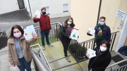 Bild: Gabi Schönberger
Die Mittelschule übergibt 150 Weihnachtsbriefe für Senioren an die ambulante Krankenpflege.