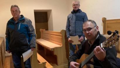 Bild: ld
Der Nagler Dreigesang mit (von links) Bernhard Roth, Siegfried Schindler und Armin Philbert umrahmte den Gottesdienst am Vorabend des dritten Advents in Brand.