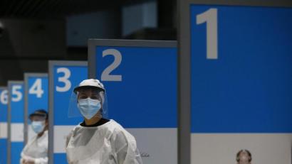 Bild: Cecilia Fabiano/dpa
Das Flughafenpersonal tin Italien rägt medizinische Schutzausrüstung.