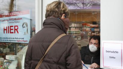 Bild: Wolfgang Steinbacher
Frederik Strobl von der Apotheke St. Marien in Amberg erlebt mit seinem Team einen enormen Ansturm auf die kostenlosen FFP2-Masken.