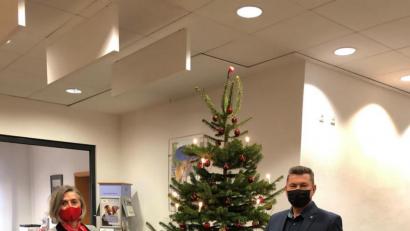 Bild: bey
Filialdirektorin Monika Höllerer übergibt Bürgermeister Rainer Rewitzer symbolisch den Spendenscheck über 4.240 Euro. Dieser Betrag wird in unterschiedlicher Höhe an 13 Pleysteiner Vereine weitergegeben.