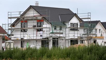 Symbolbild: Bernd Wüstneck/dpa
Bauarbeiter arbeiten an neuen Einfamilienhäusern - vielleicht schon bald auch oberhalb von Penzenhof bei Etzelwang.