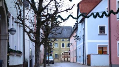 Bild: fjo
Über den Blick auf die Neugestaltung des Waidhauser Marktplatzes hinaus, richtete Architekt Christian Schönberger das Augenmerk auf die Sanierung und ein Nutzungskonzept des Anwesens "Hauptstraße 17" mit seinem kontrastreichen Torbogen (ganz hinten).