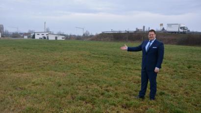 Bild: jr
Bürgermeister Stefan Grillmeier deutet auf die Fläche im Gewerbegebiet "Kreuzäcker", wo ein Unternehmen nahe der BRK-Rettungswache (im Hintergrund) ein Neubauprojekt realisieren will.