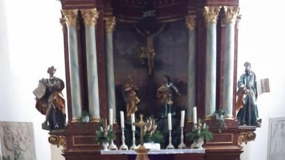 Bild: rpp
Bei der Aktion Weihnachtsstern sollen die Zweige vor dem Taufstein in der Dreieinigkeitskirche einen besonderen Schmuck erhalten.